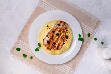 Куряче філе з картопляним пюре та сирним соусом