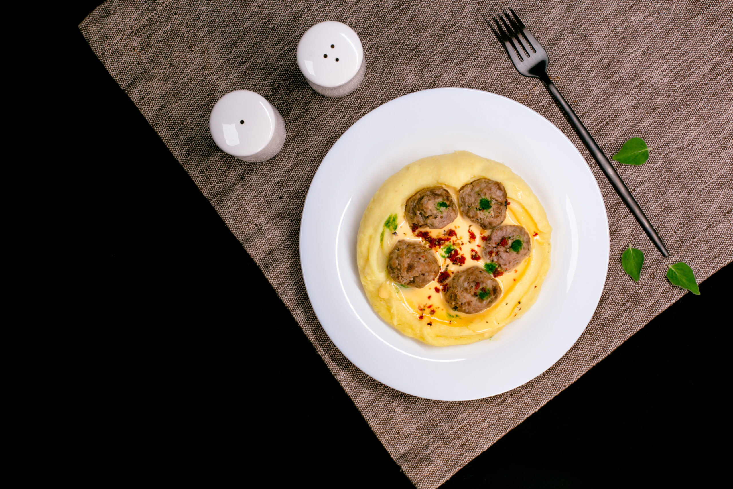 Мит болы с картофельным пюре и сырным соусом — изображение 2