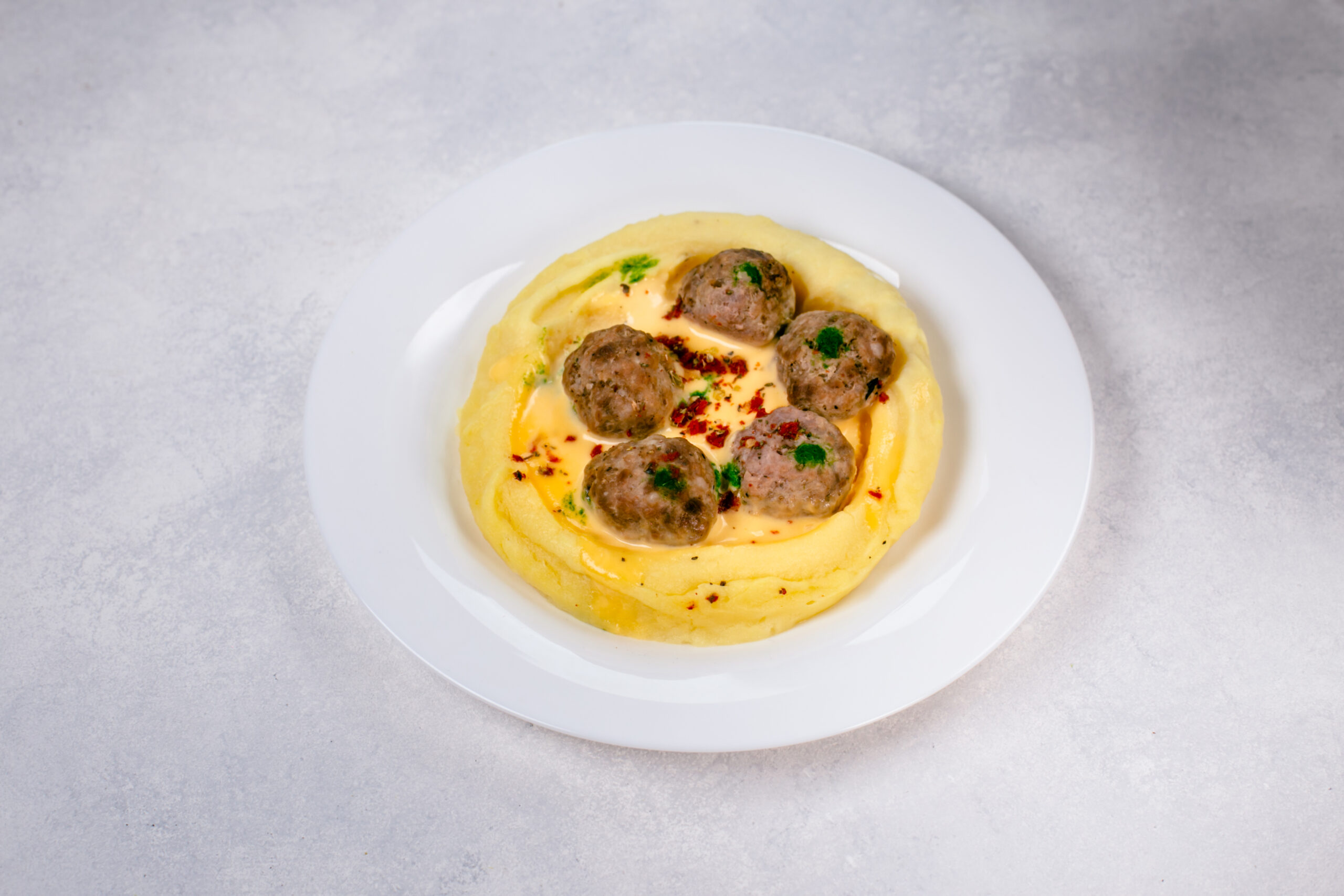 Мит болы с картофельным пюре и сырным соусом