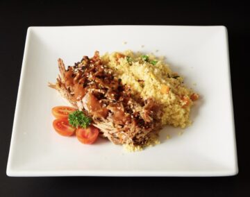 Рвана свинина з кускус і овочами