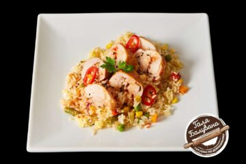 Куриное бедро в сладко-остром соусе с рисом в тайском стиле